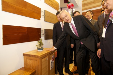 吳敦義副總統至建材展現場理解不同建材質感