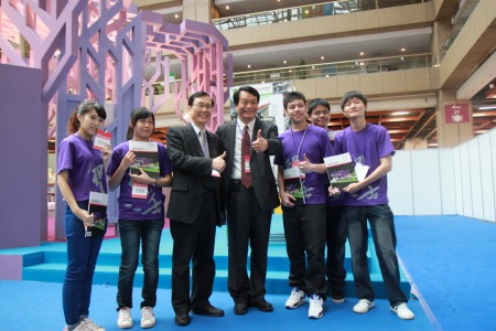 老師與義工學生於主題館前合影