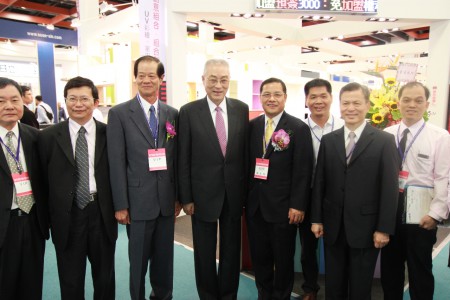 長官蒞臨建材展現場參觀指教